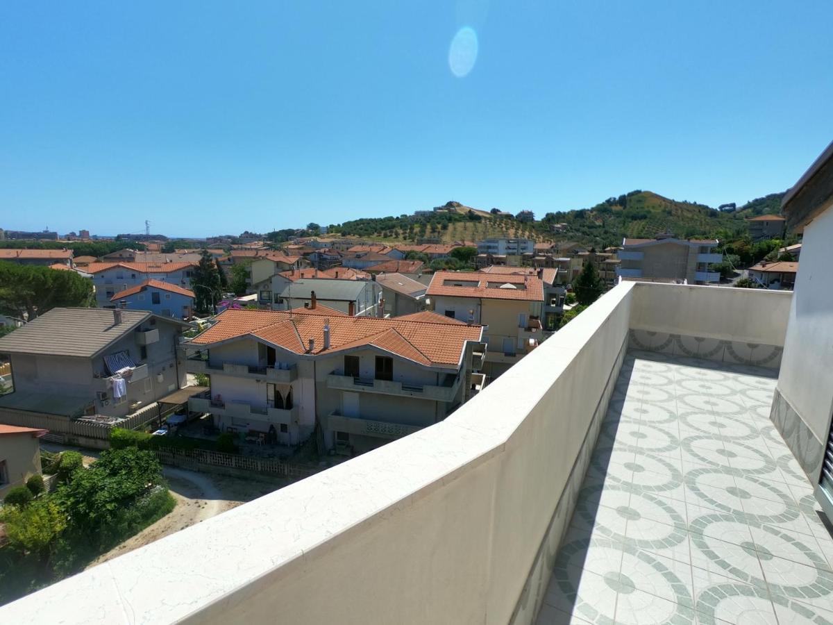 Attico Petfriendly Con Terrazzo, Via Del Borgo Appartement Montesilvano Marina Buitenkant foto