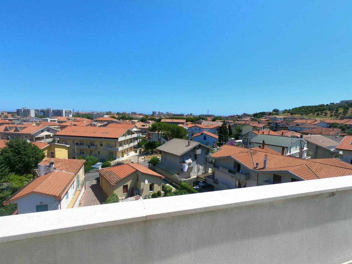 Attico Petfriendly Con Terrazzo, Via Del Borgo Appartement Montesilvano Marina Buitenkant foto